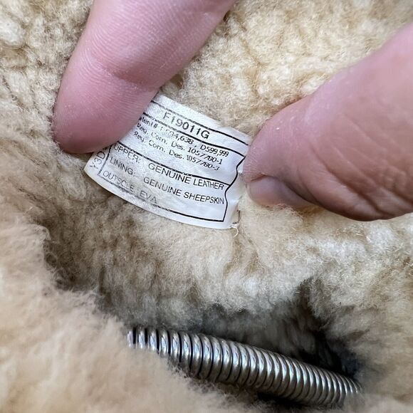 UGG Boots Classic Bailey Button Womens Sz 7 Brown Leather Sheepskin Winter 5803 - Picture 7 of 9